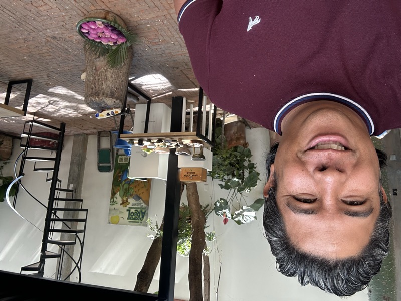 Profesor de español en patio cultural oaxaqueño